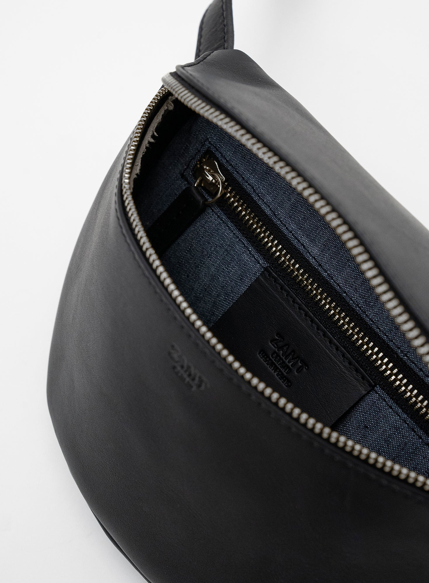HIP_BAG_CAN_Black_Designed_in_Berlin_Made_to_last_Handmade_in_Poland.