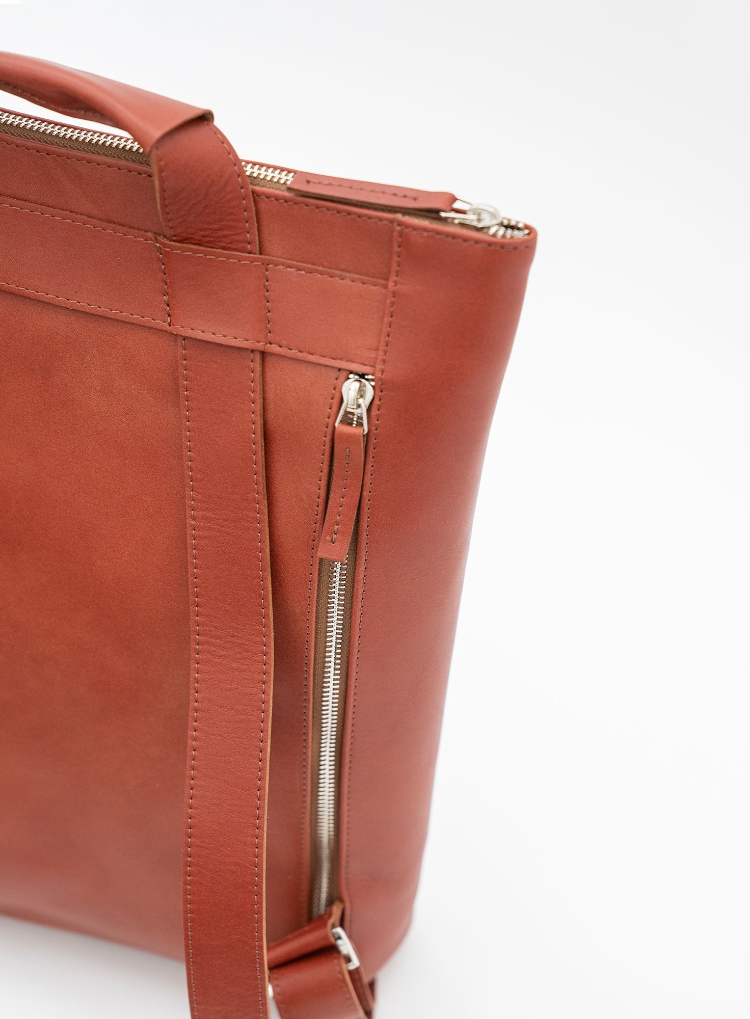 TOTE_BACKPACK_ELLIOT_COGNAC_Designed_in_Berlin_Made_to_last_Handmade_in_Poland.