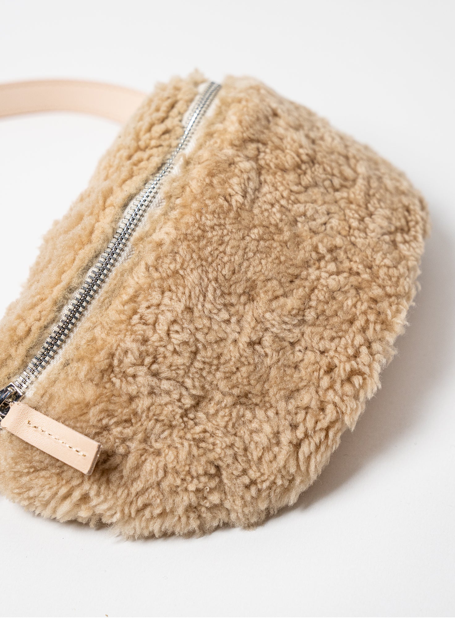HIP_BAG_CAN_Shearling_Natural_Designed_in_Berlin_Made_to_last_Handmade_in_Poland.