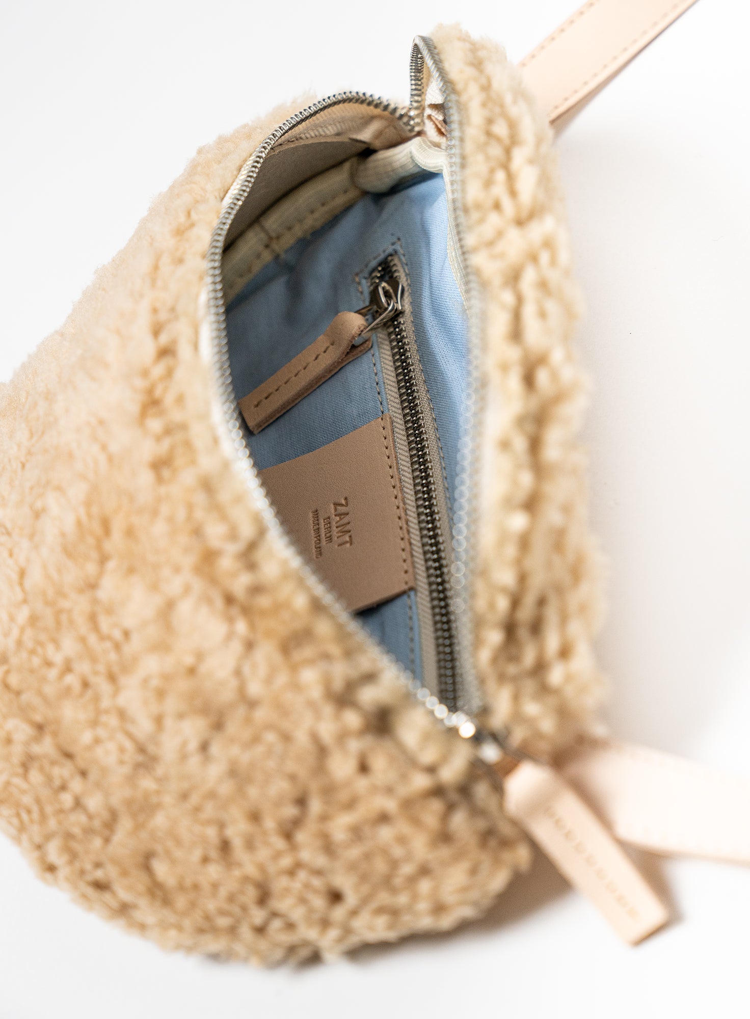 HIP_BAG_CAN_Shearling_Natural_Designed_in_Berlin_Made_to_last_Handmade_in_Poland.