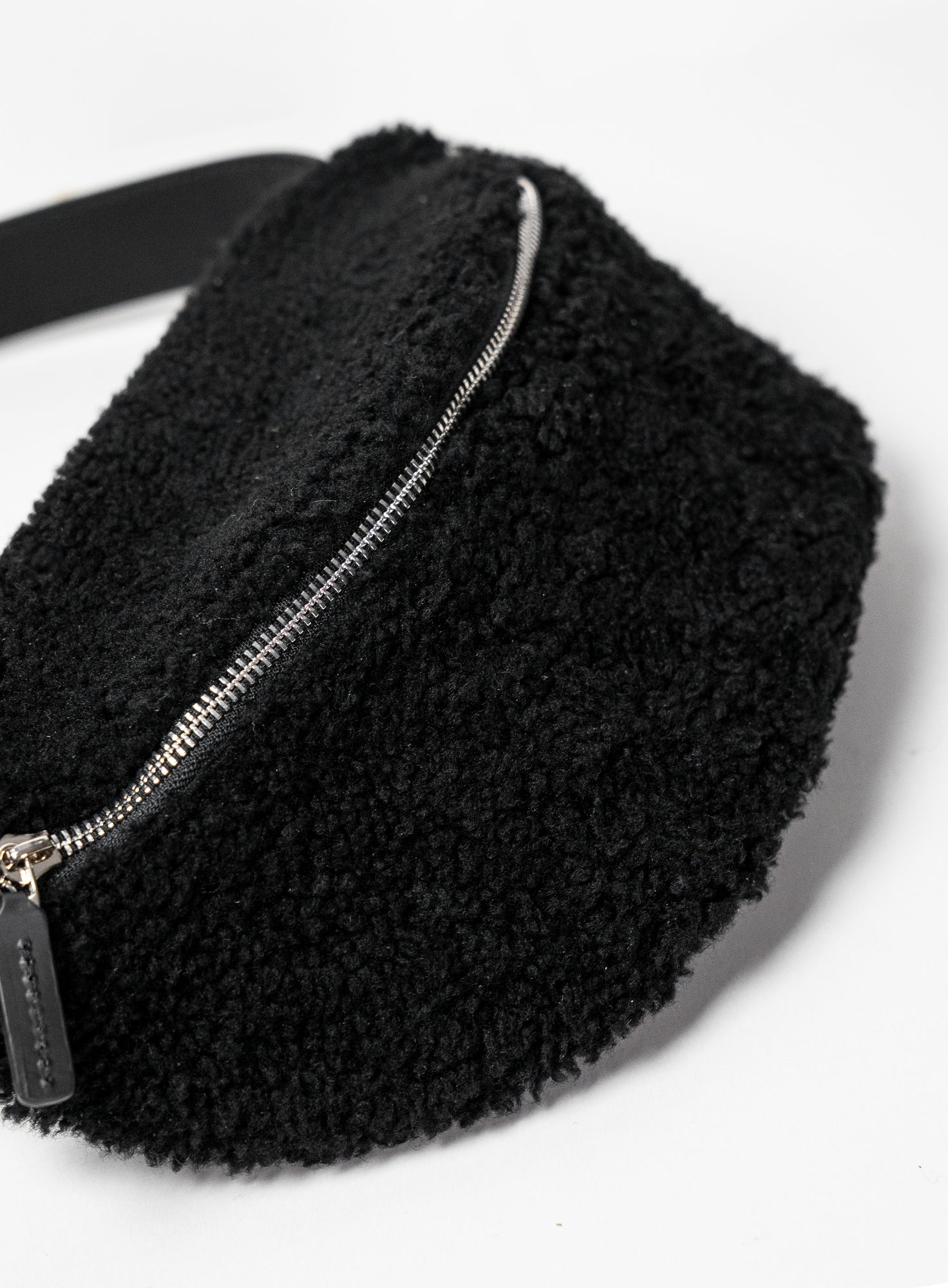 HIP_BAG_DJANGO_Shearling_Black_Designed_in_Berlin_Made_to_last_Handmade_in_Poland.