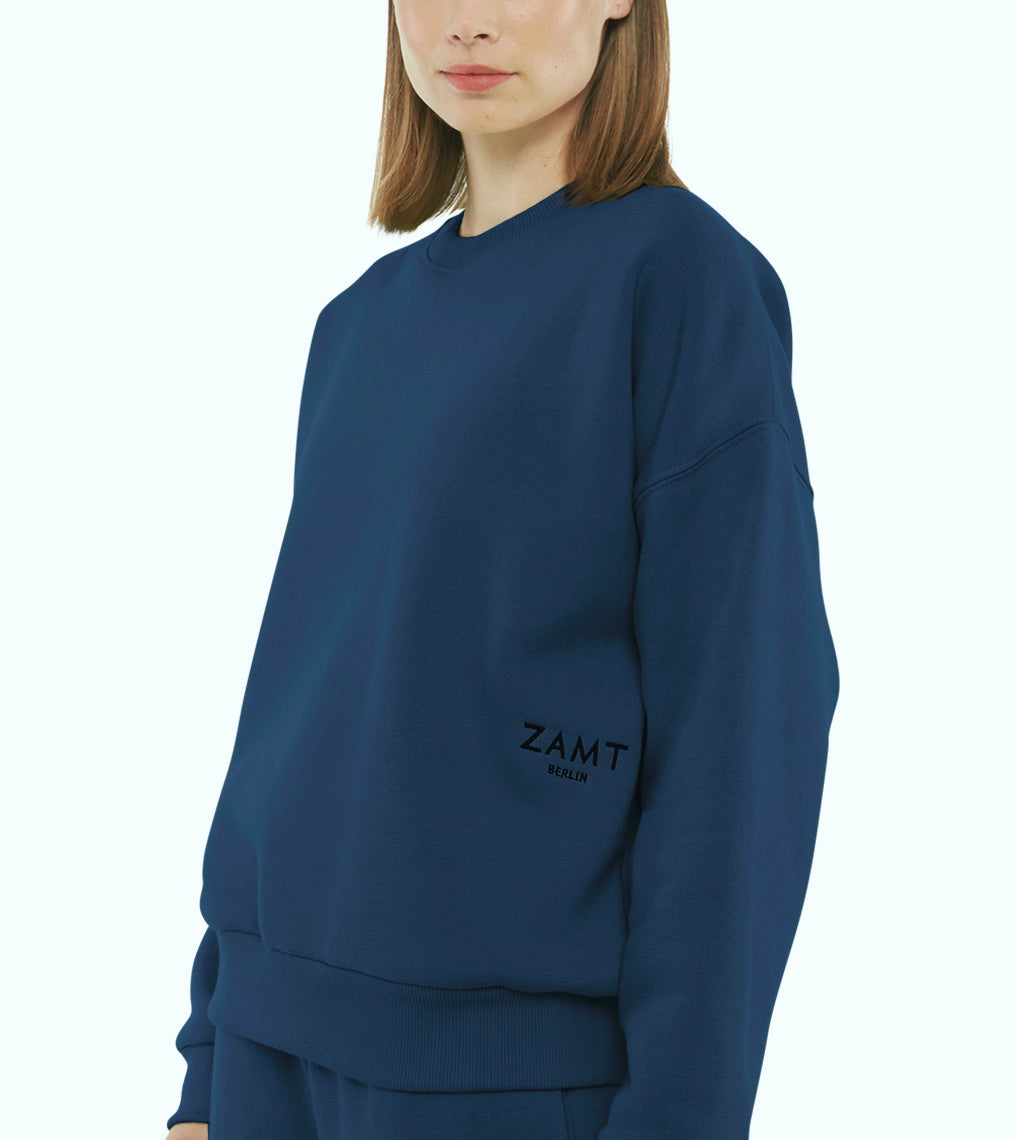 FAVORITE_01_SWEATER_NAVY_Designed_in_Berlin_Made_to_last_Handmade_in_Poland.