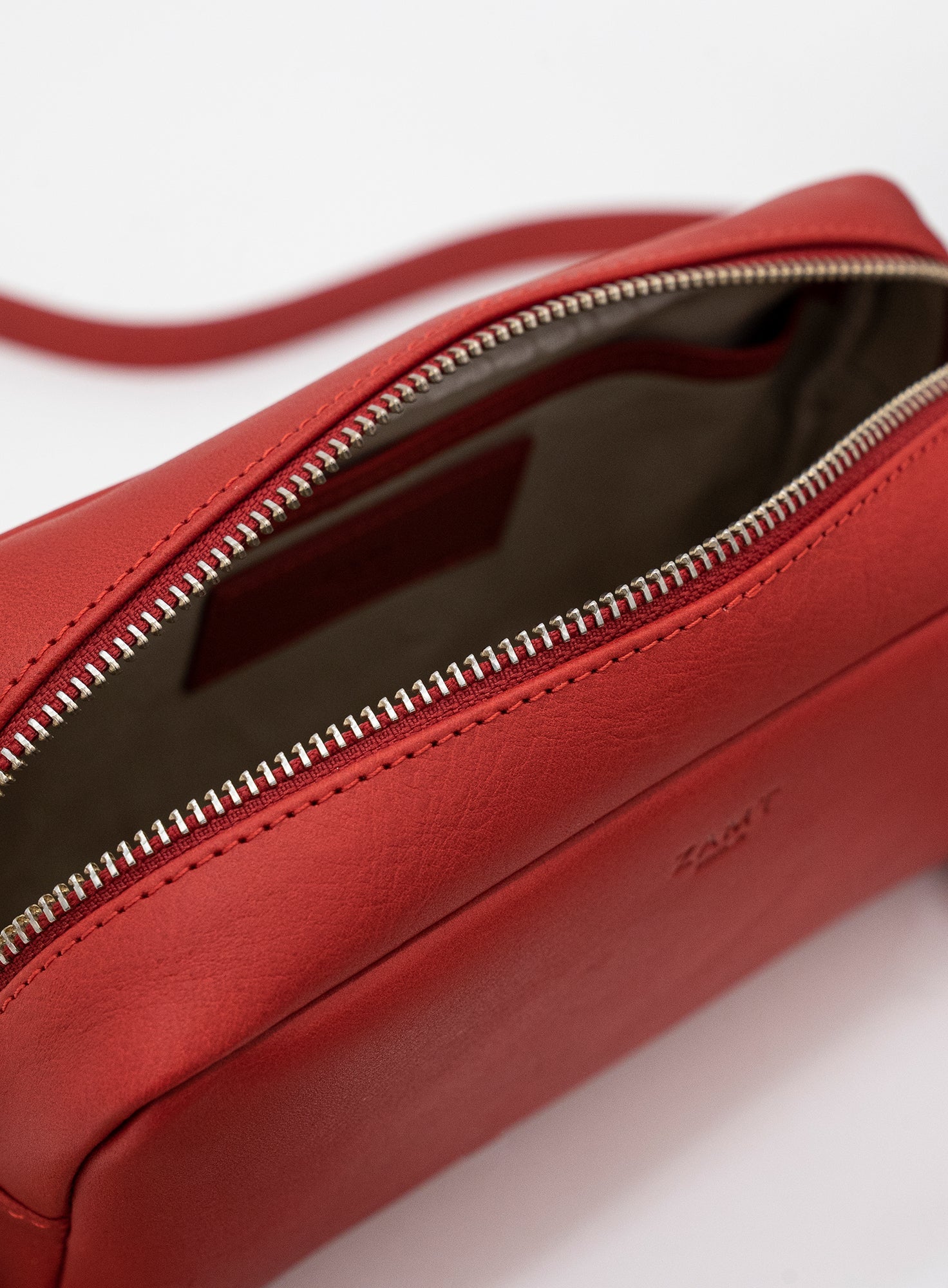 CROSSBODY_AVA_Red_Designed_in_Berlin_Made_to_last_Handmade_in_Turkey.