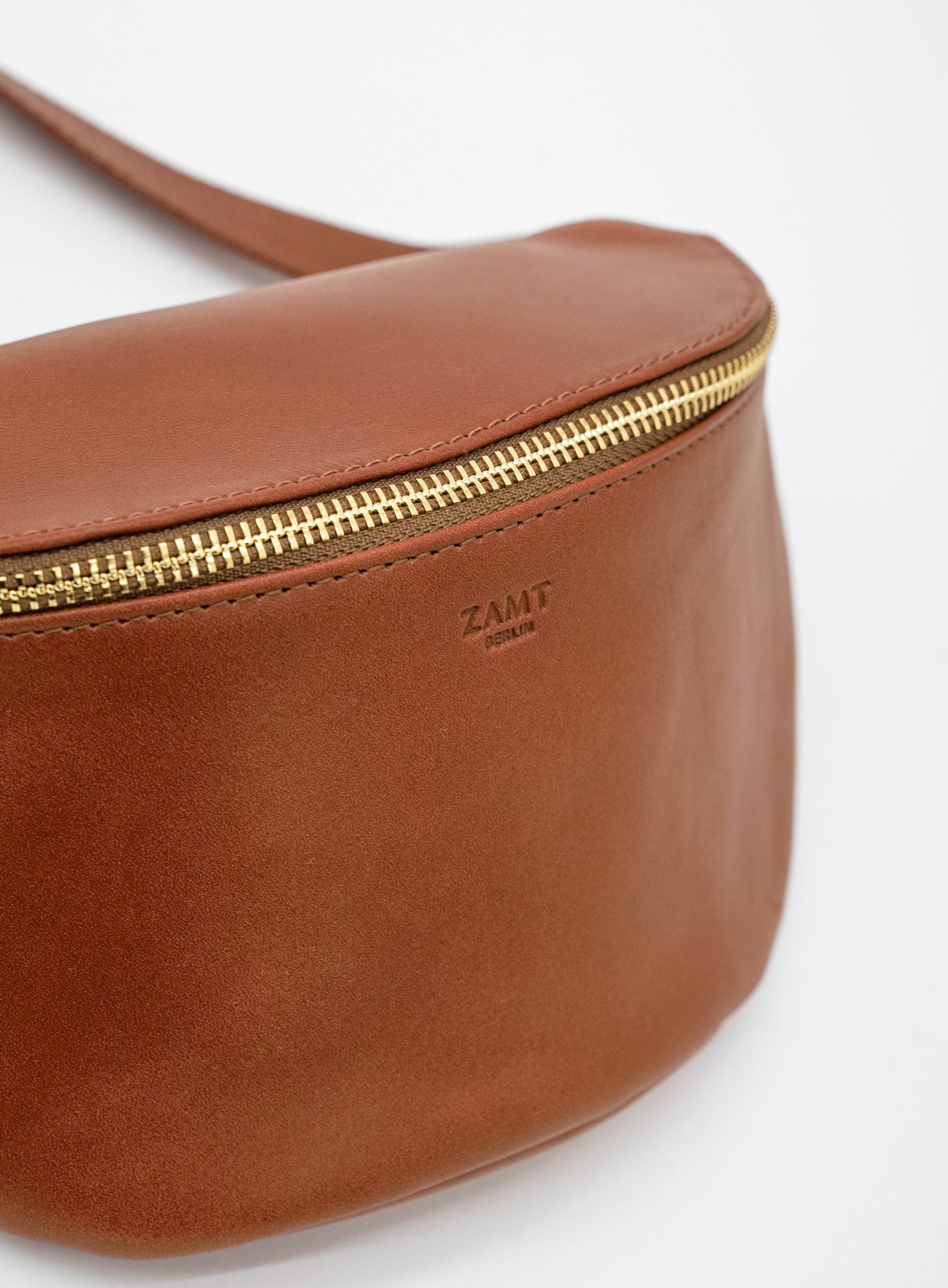 HIP_BAG_CAN_Cognac_Gold_Designed_in_Berlin_Made_to_last_Handmade_in_Poland.