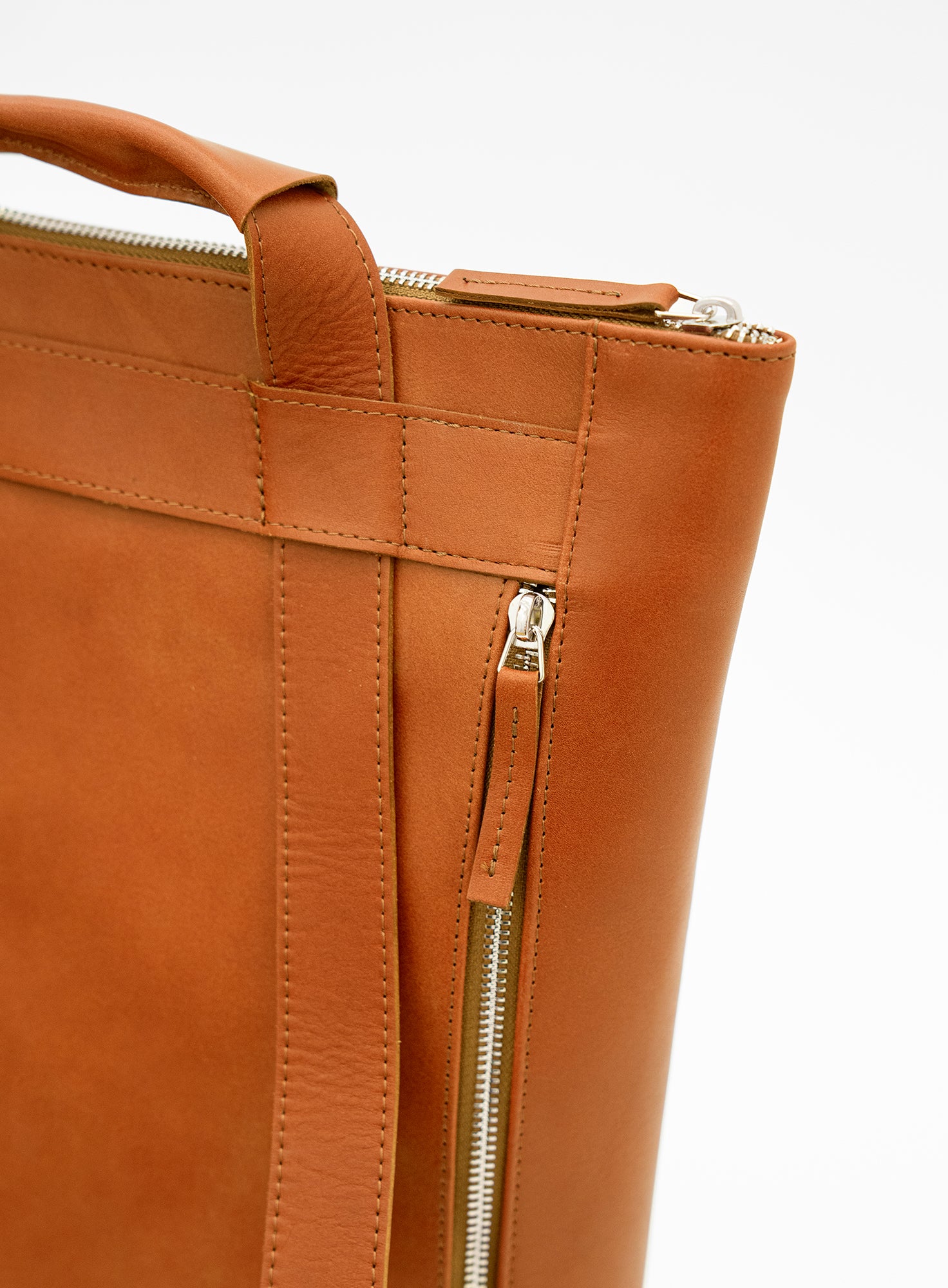 TOTE_BACKPACK_ELLIOT_BRANDY_Designed_in_Berlin_Made_to_last_Handmade_in_Poland.