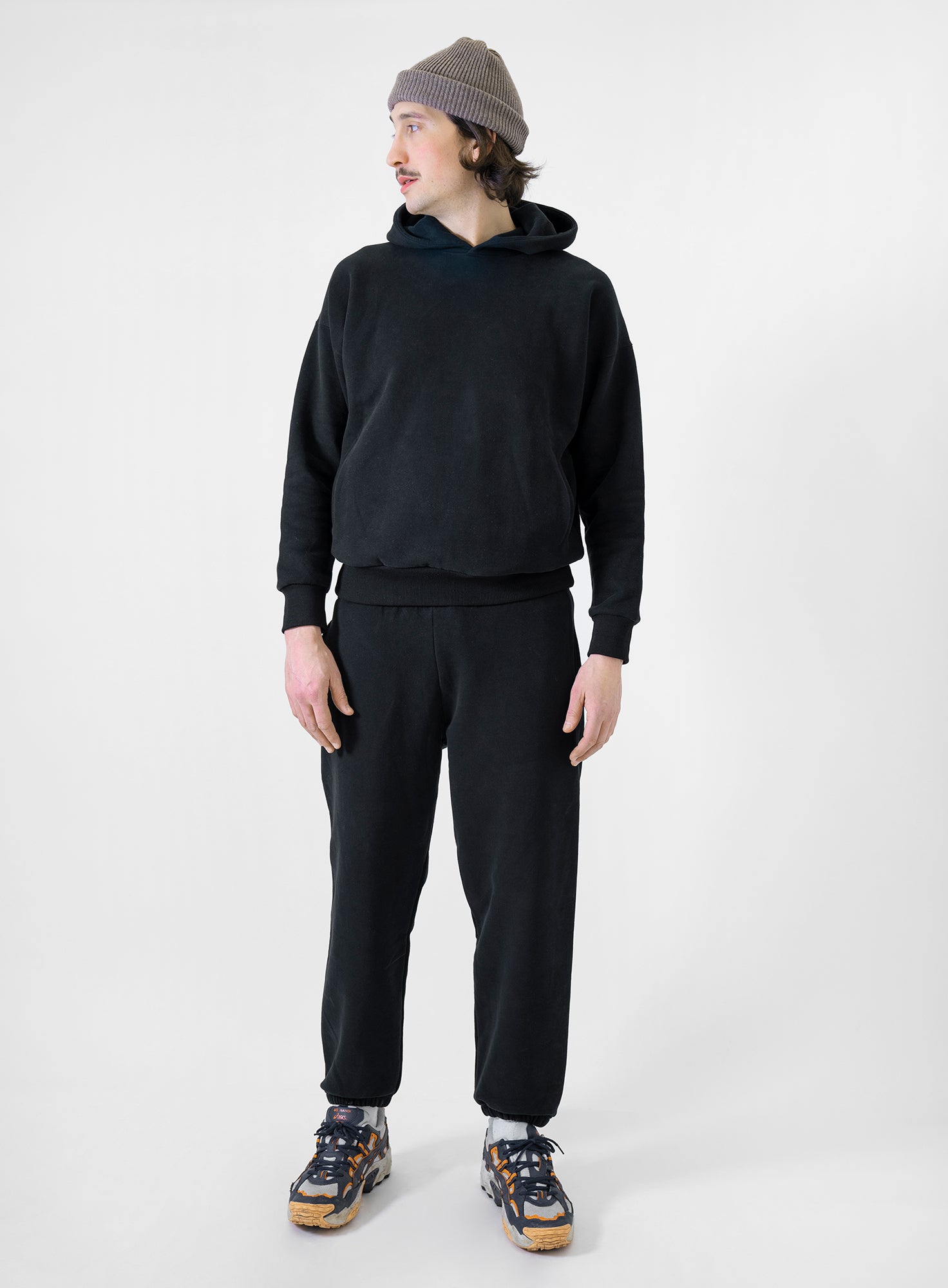 FAVORITE_03_SWEATPANTS_BLACK_Designed_in_Berlin_Made_to_last_Handmade_in_Poland.