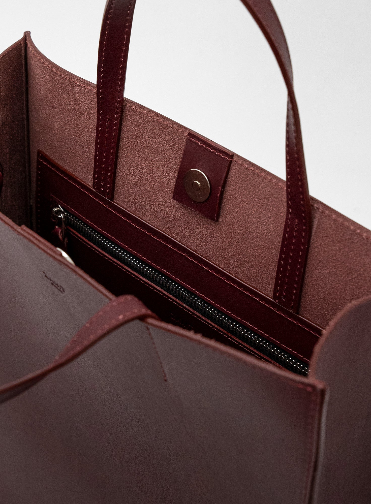 CONTAINER_BAG_FINCH_BORDEAUX_Designed_in_Berlin_Made_to_last_Handmade_in_Poland.