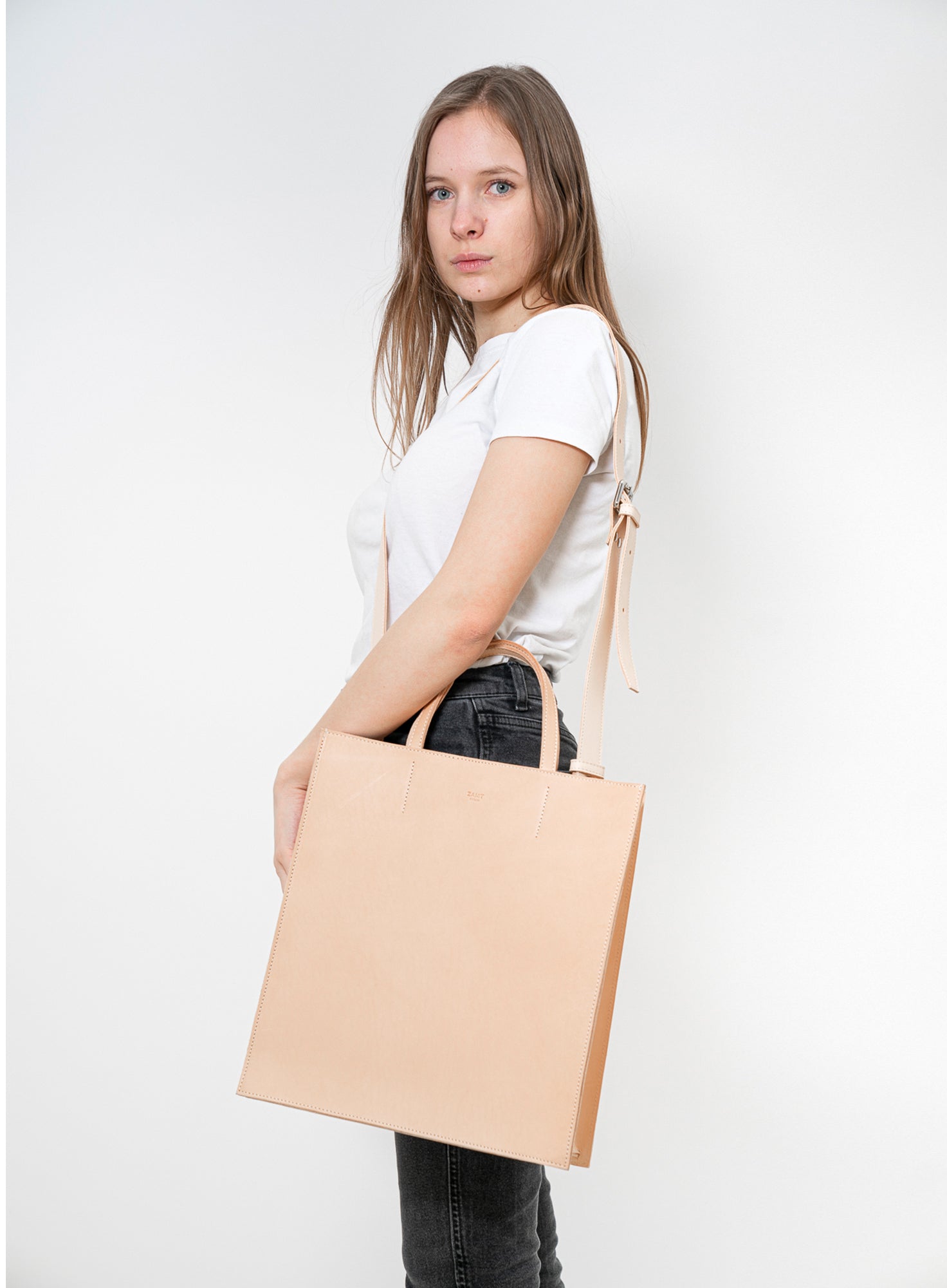 CONTAINER_BAG_FINCH_NATURAL_Designed_in_Berlin_Made_to_last_Handmade_in_Poland.