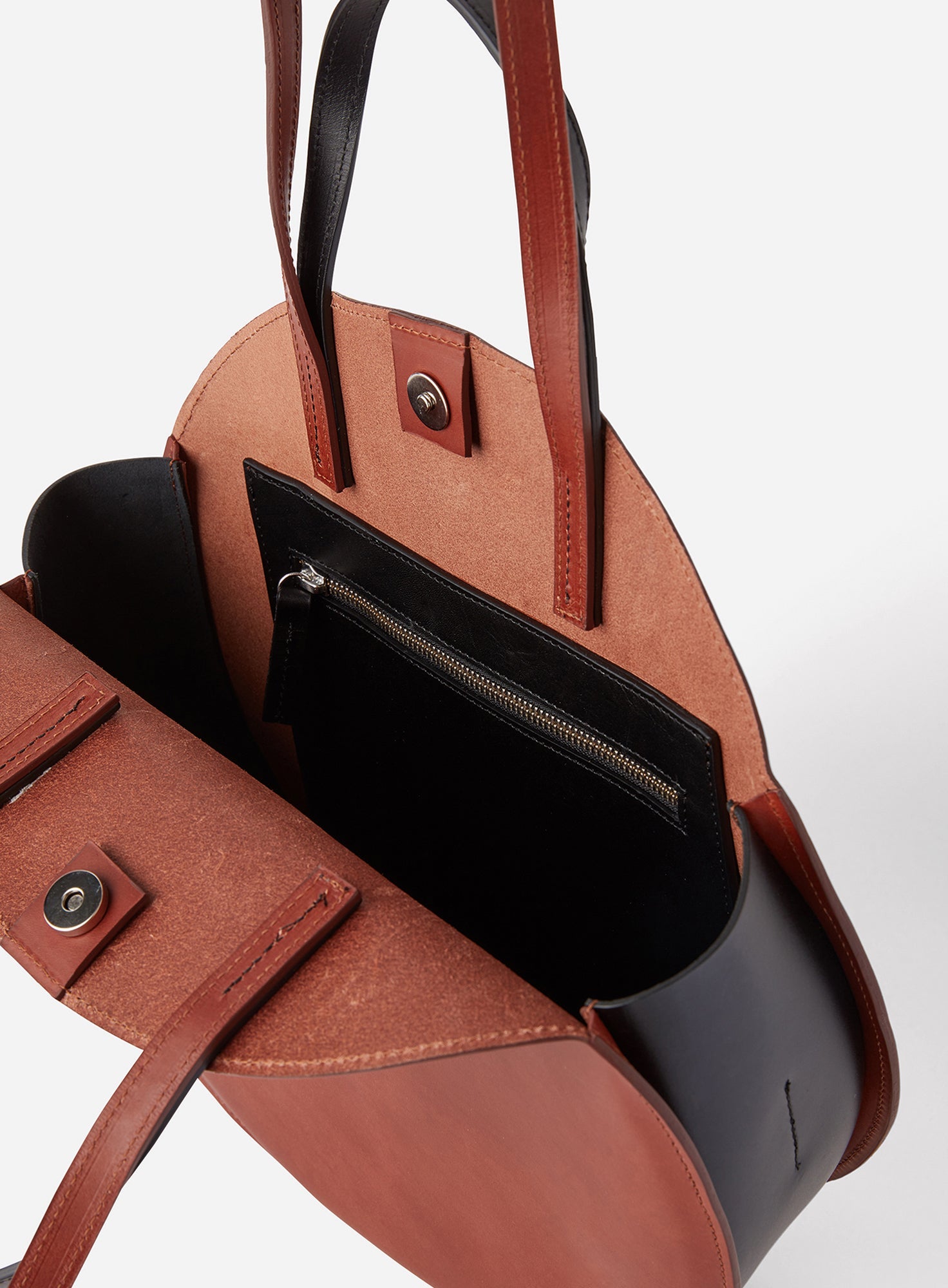 ROUND_Bag_Myra_COGNAC_Designed_in_Berlin_Made_to_last_Handmade_in_Portugal.