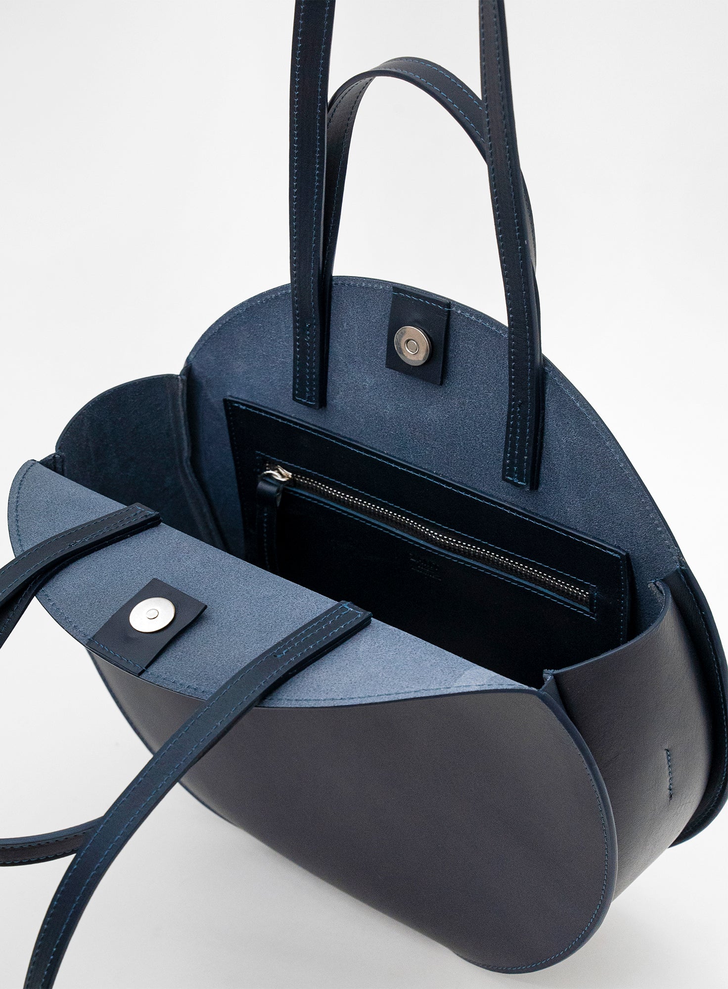 ROUND_Bag_Myra_NAVY_Designed_in_Berlin_Made_to_last_Handmade_in_Portugal.