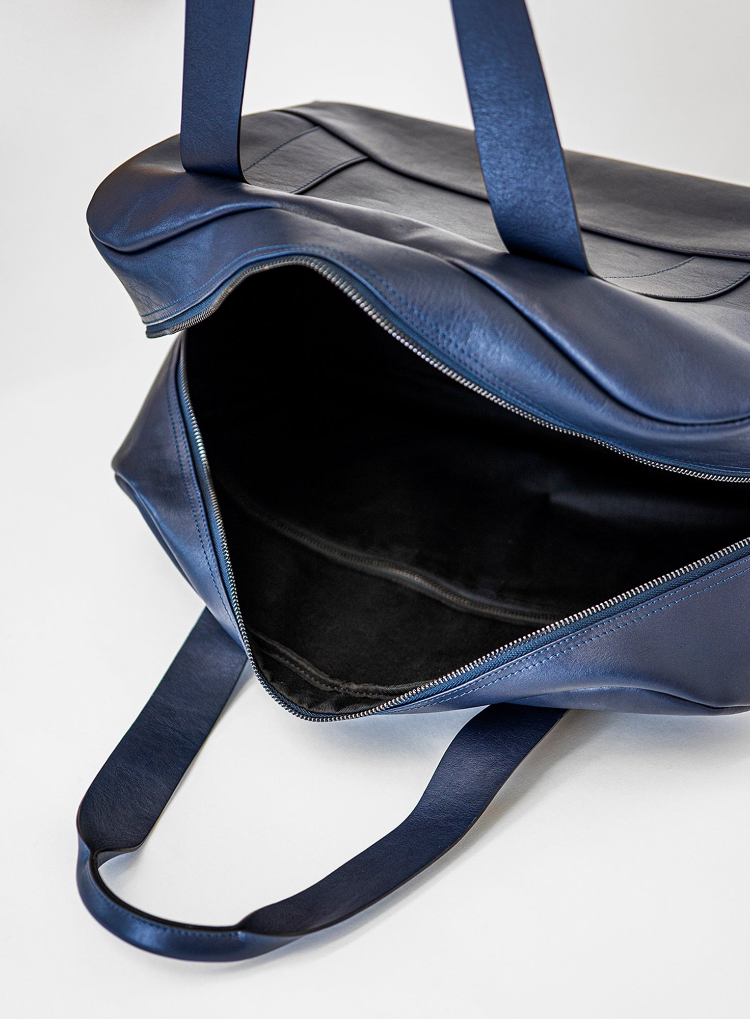 WEEKENDER_SACHA_NAVY_Designed_in_Berlin_Made_to_last_Handmade_in_Italy.