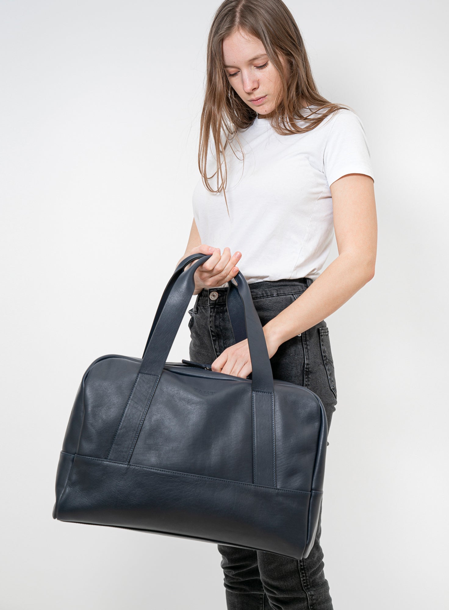 WEEKENDER_SACHA_NAVY_Designed_in_Berlin_Made_to_last_Handmade_in_Italy.