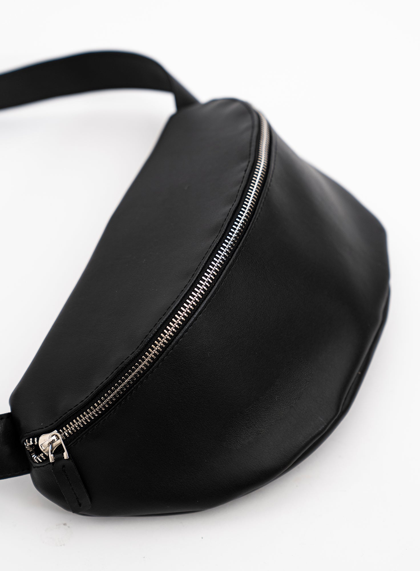 HIP_BAG_CAN_Vegan_Black_Designed_in_Berlin_Made_to_last_Handmade_in_Poland.