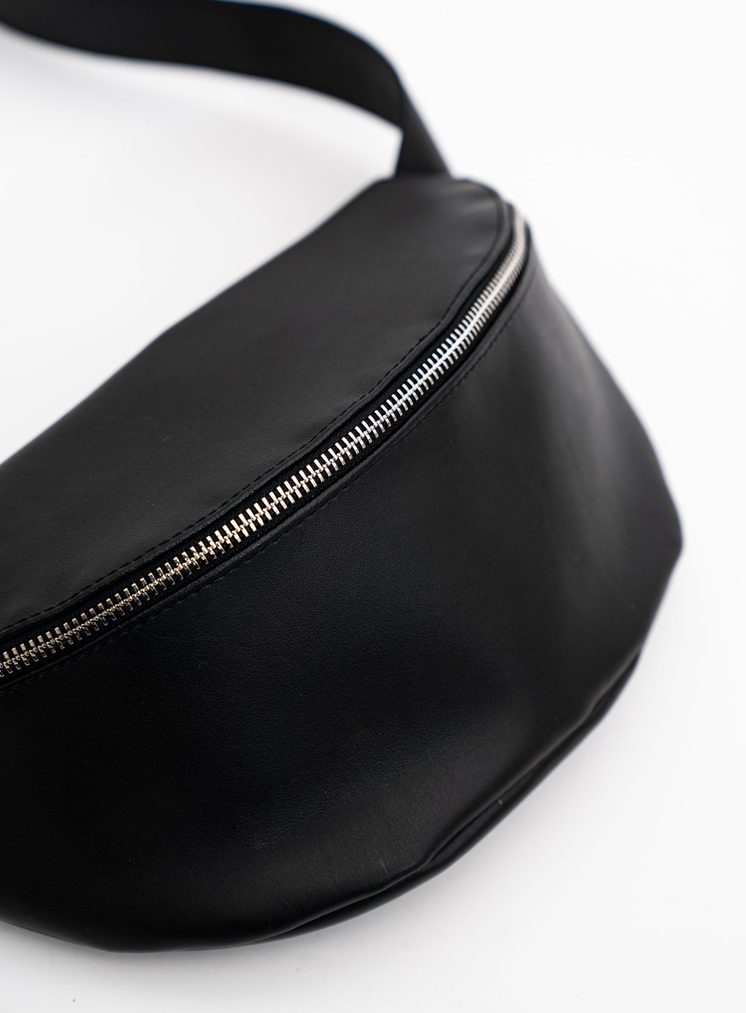 HIP_BAG_DJANGO_Vegan_Black_Designed_in_Berlin_Made_to_last_Handmade_in_Poland.