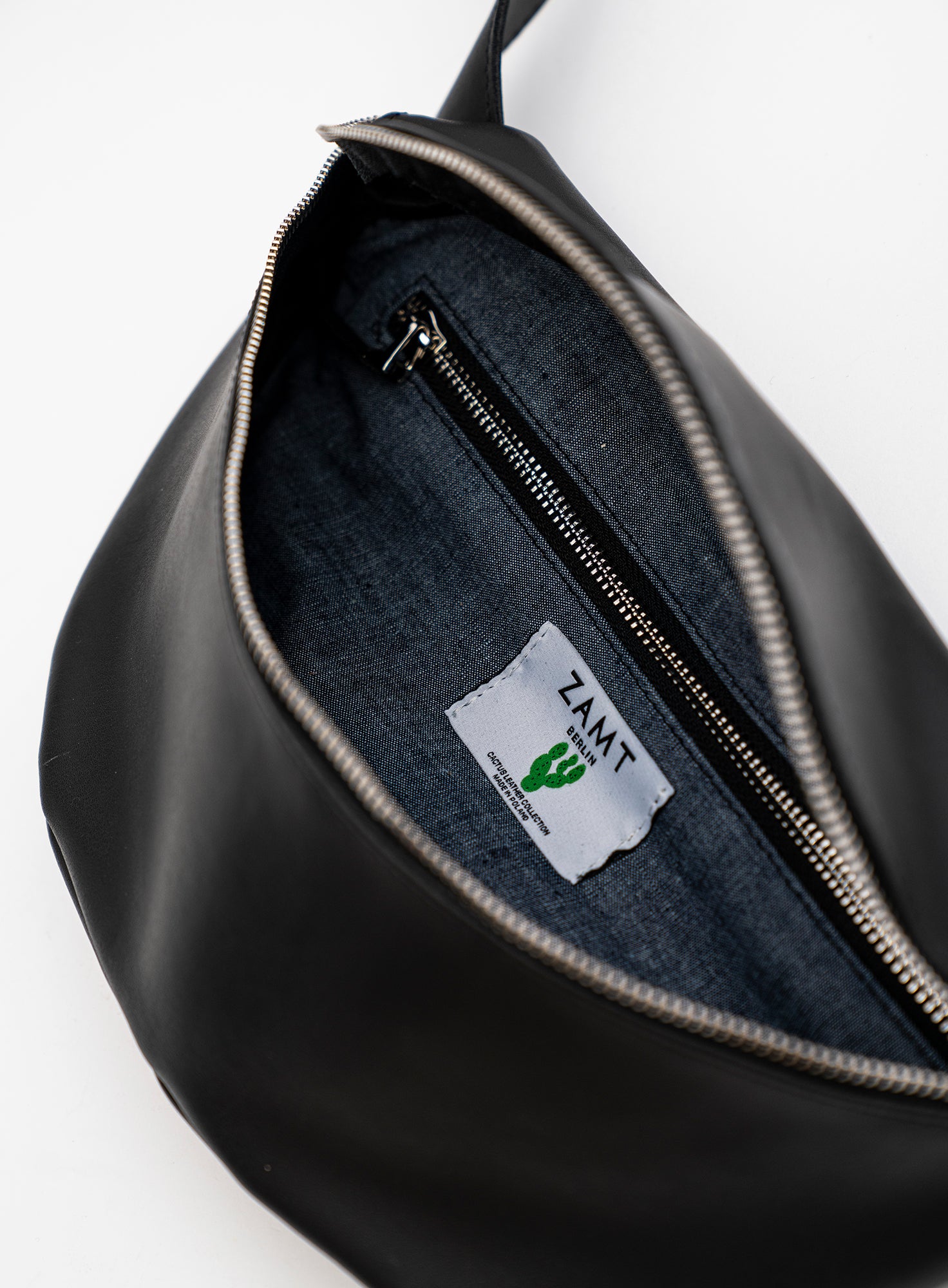 HIP_BAG_CAN_Vegan_Black_Designed_in_Berlin_Made_to_last_Handmade_in_Poland.