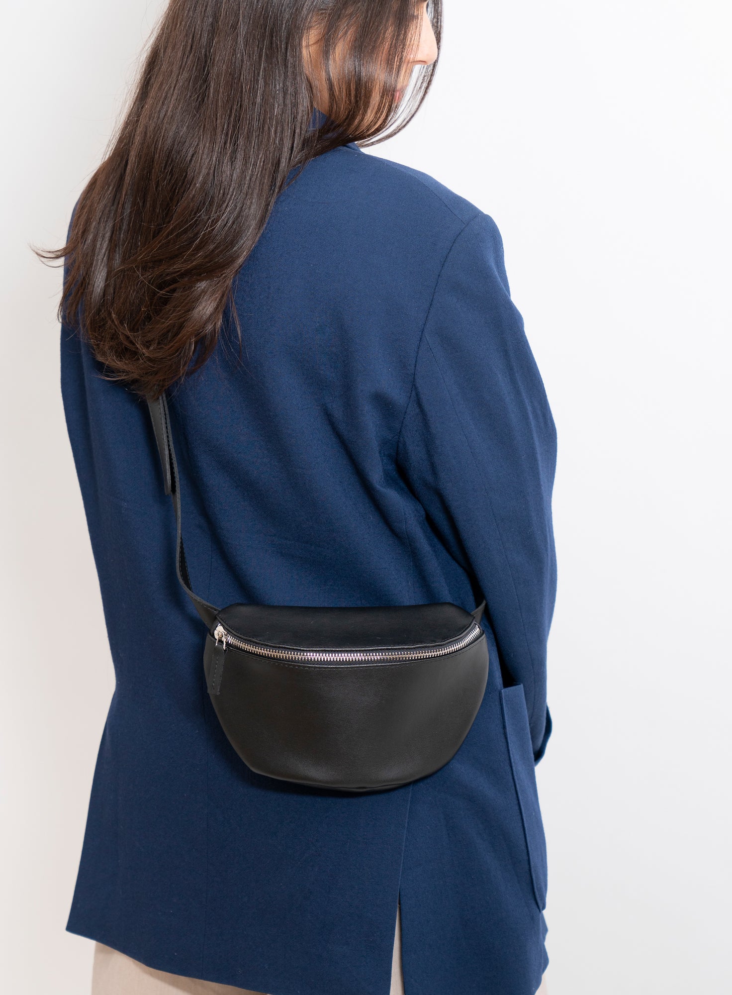 HIP_BAG_CAN_Vegan_Black_Designed_in_Berlin_Made_to_last_Handmade_in_Poland.