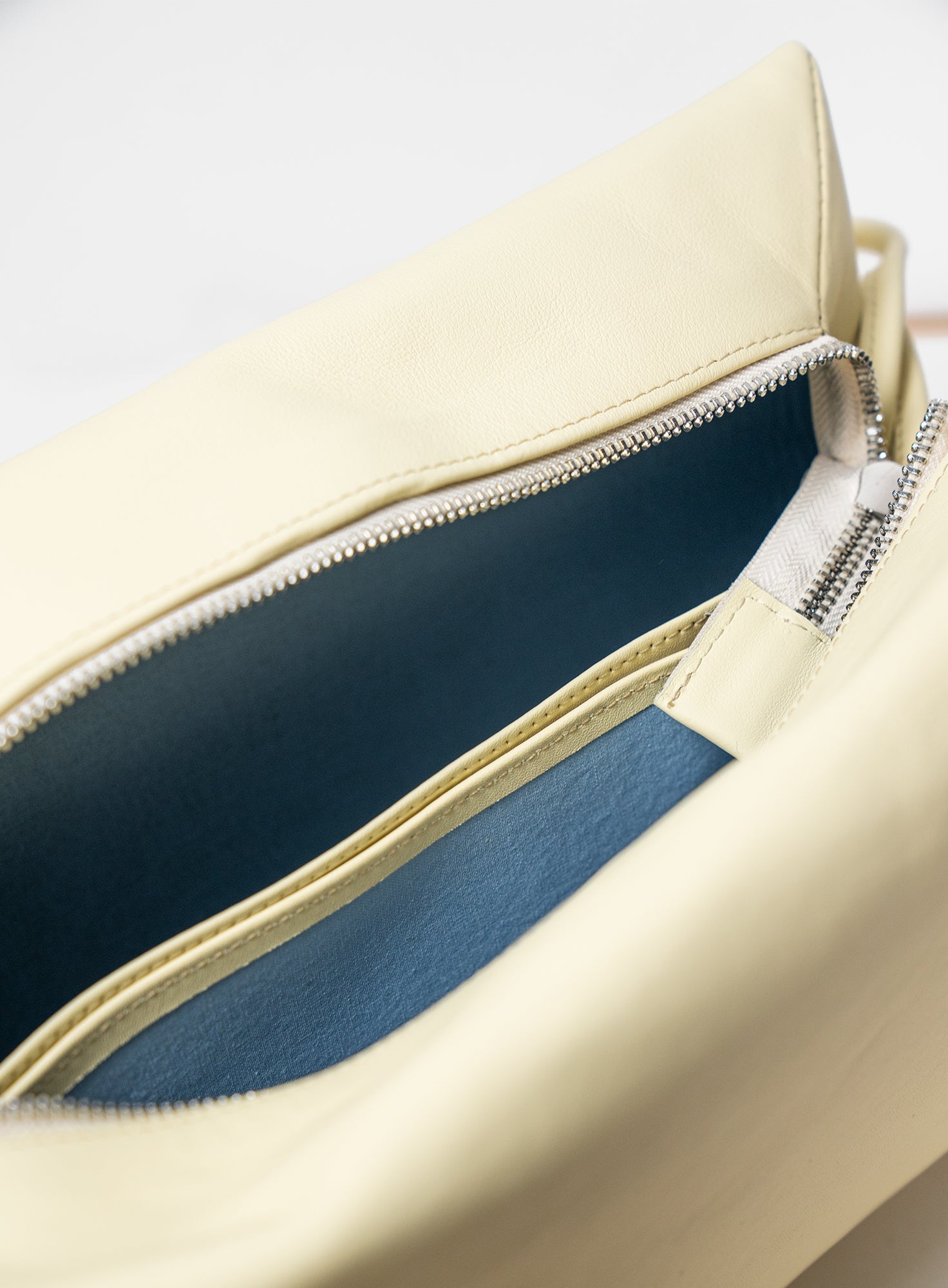 CROSSBODY_BAG_CHARLY_BUTTER_Designed_in_Berlin_Made_to_last_Handmade_in_Poland.