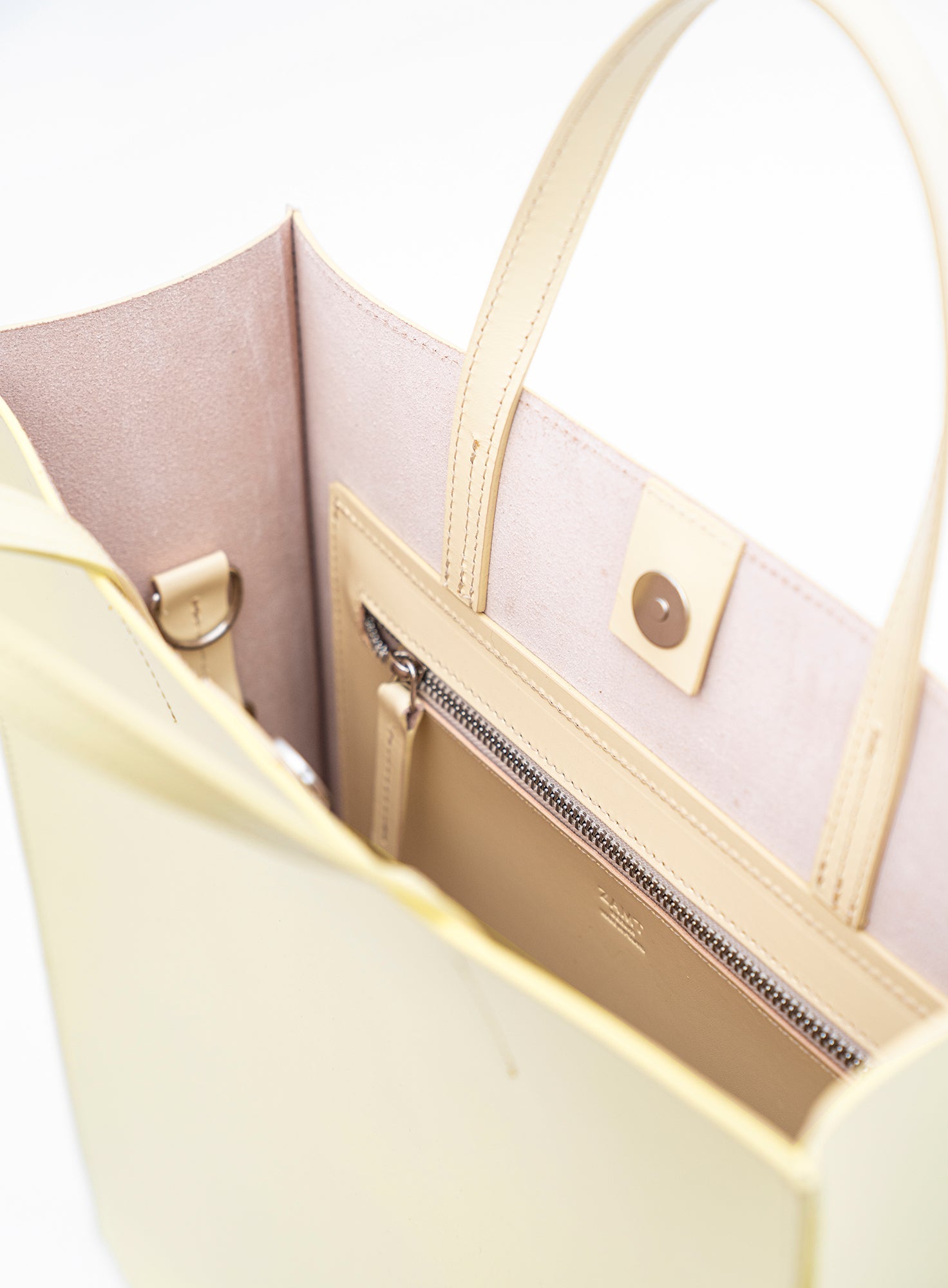 CONTAINER_BAG_FINCH_BUTTER_Designed_in_Berlin_Made_to_last_Handmade_in_Poland.