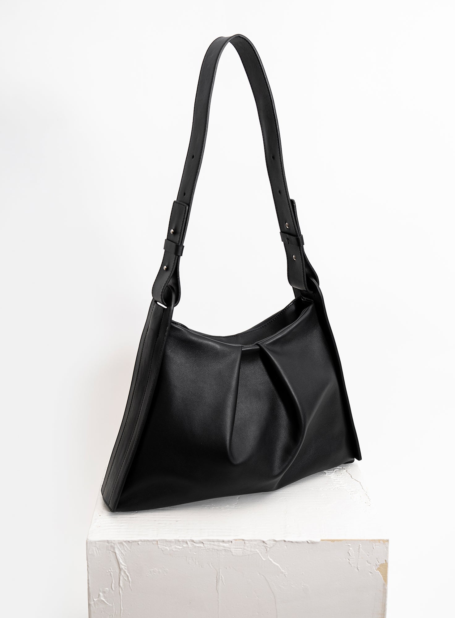 SHOULDER_BAG_RENEE_BLACK_Designed_in_Berlin_Made_to_last_Handmade_in_Poland.