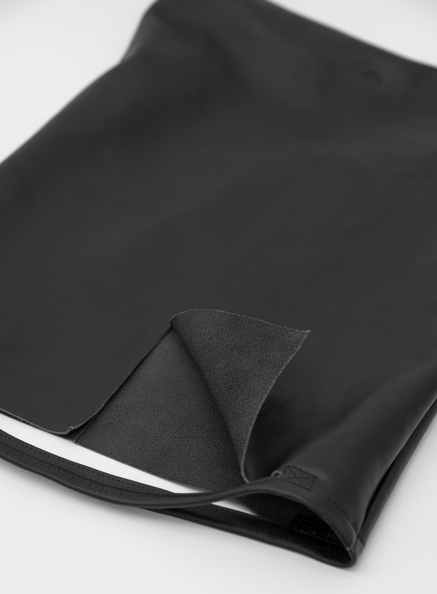 SHOOPER_RIN_S_Black_Designed_in_Berlin_Made_to_last_Handmade_in_Poland.