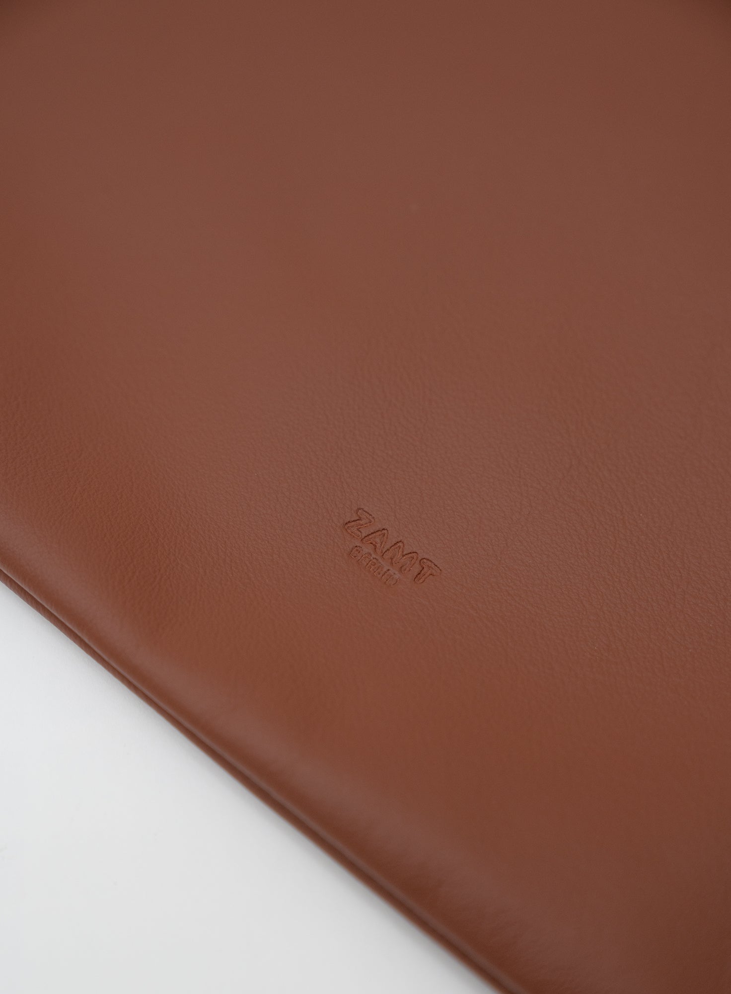 SHOOPER_RIN_S_Cognac_Designed_in_Berlin_Made_to_last_Handmade_in_Poland.