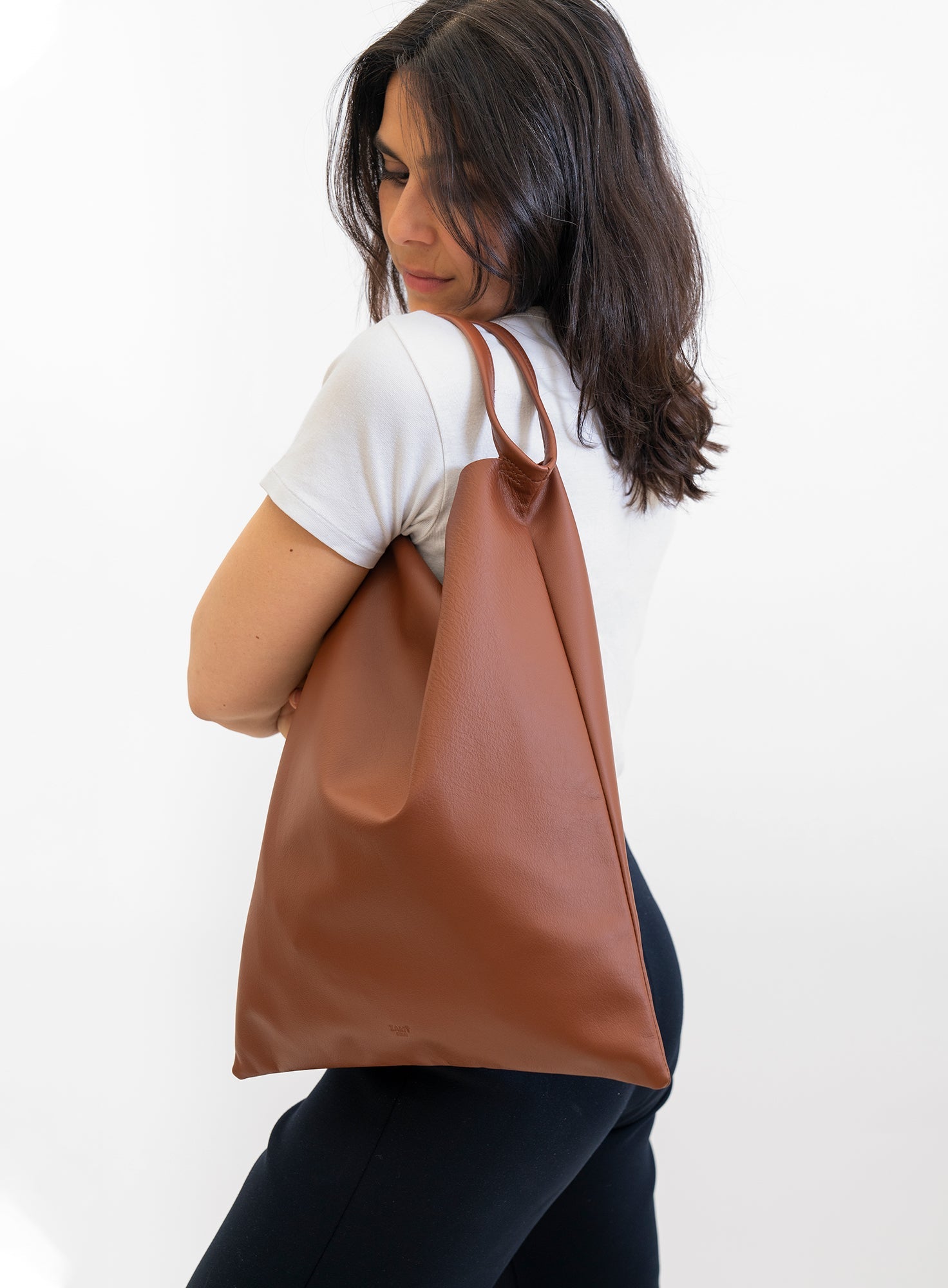 SHOOPER_RIN_S_Cognac_Designed_in_Berlin_Made_to_last_Handmade_in_Poland.